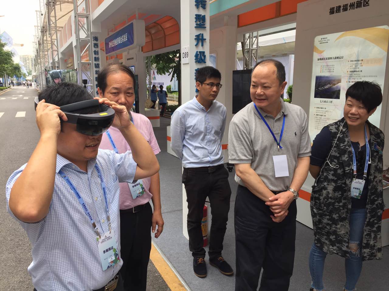 福州市新区办常务副主任黄忠勇（右二）一行参观云泽速创展台